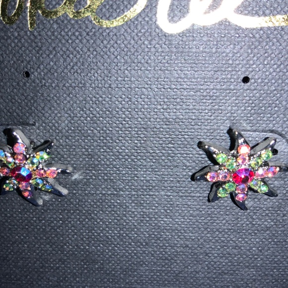 E4/ NWT Cookie Lee Earrings - Crystal Stars - Picture 2 of 3